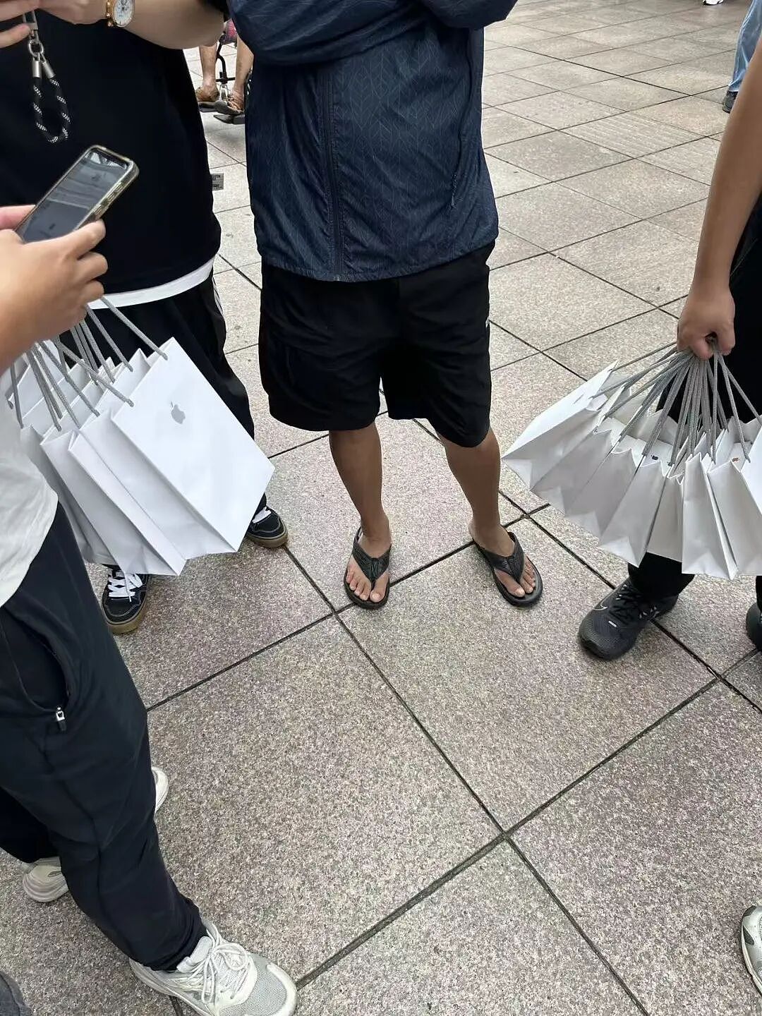 iPhone17系列开卖!4小时,京东超3万用户签收!门店也大排长龙,黄牛最高加价1500元(视频/组图) - 3
