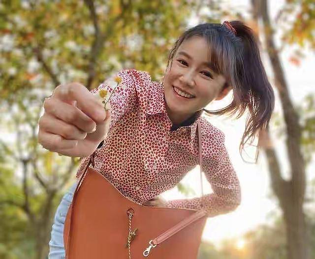 TVB模范夫妻街边卖鱼？两人配合默契，今年刚生子（组图） - 4