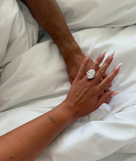 亿万富豪贝索斯老婆和C罗未婚妻首次同框较劲钻戒大小?慈善夜珠光宝气尬笑合影,网友:壕俗(组图) - 4