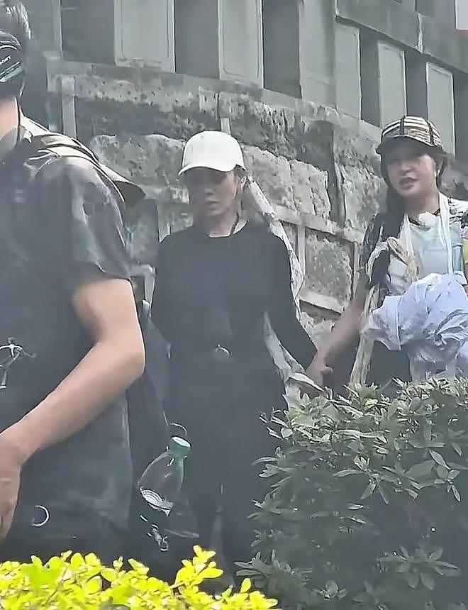 世纪大和解？74岁刘晓庆手臂受伤、打石膏录节目，宁静贴心牵她手（组图） - 7