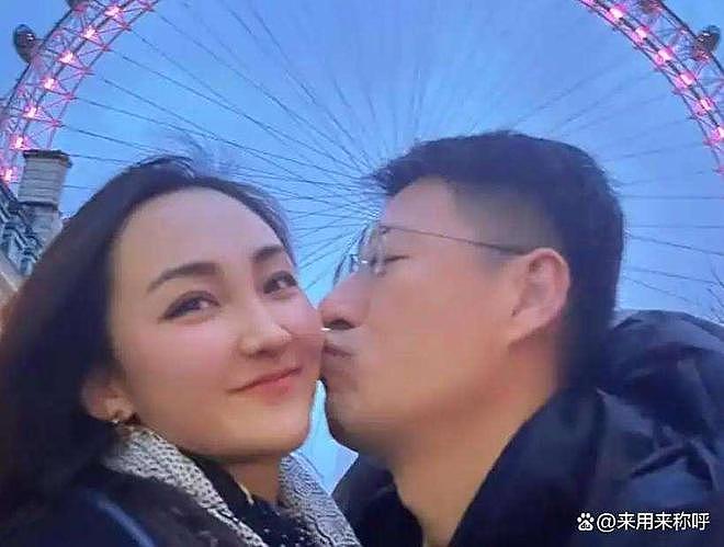 嫁给大13岁演员于震，婚后成家庭主妇的辛月，被丈夫一家宠成宝（组图） - 2