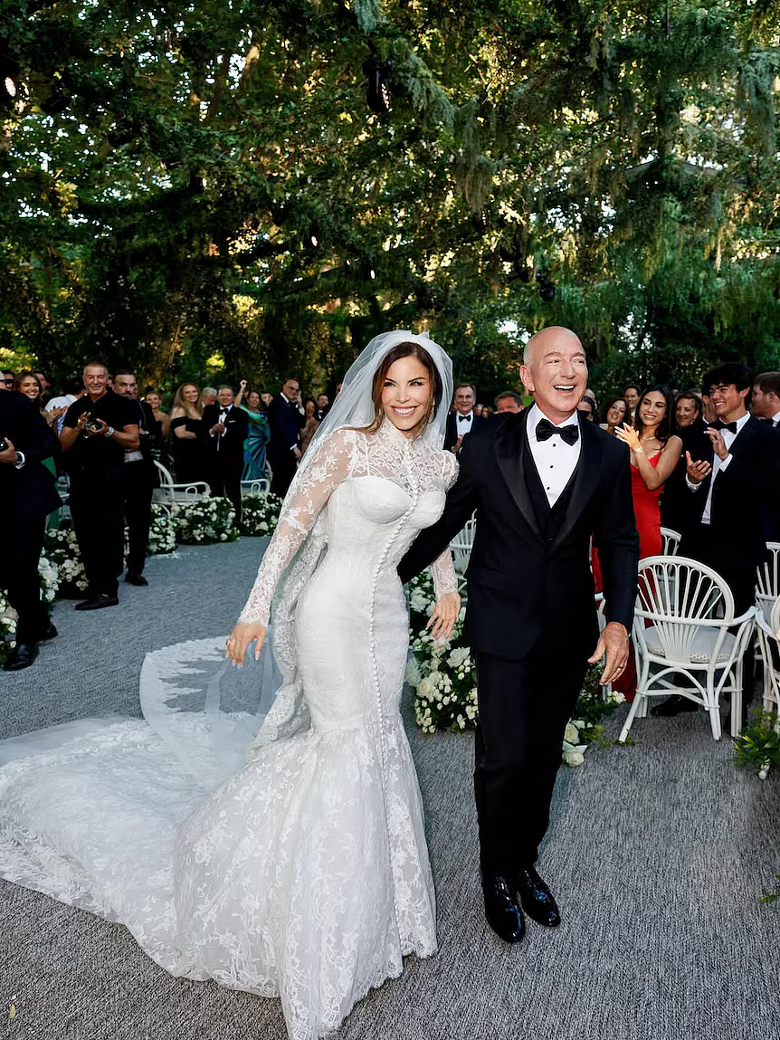 亿万富豪贝索斯老婆和C罗未婚妻首次同框较劲钻戒大小?慈善夜珠光宝气尬笑合影,网友:壕俗(组图) - 6