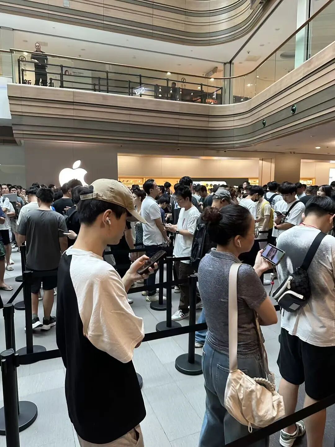 iPhone17系列开卖!4小时,京东超3万用户签收!门店也大排长龙,黄牛最高加价1500元(视频/组图) - 2