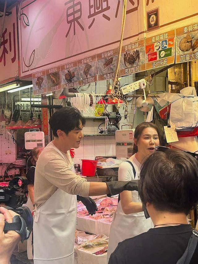 TVB模范夫妻街边卖鱼？两人配合默契，今年刚生子（组图） - 7