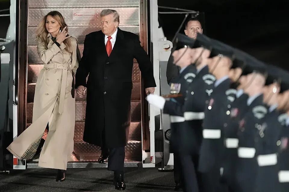 梅拉尼娅和凯特罕见时尚对决，一个穿成1米8落地灯，一个疑戴假发……（组图） - 2