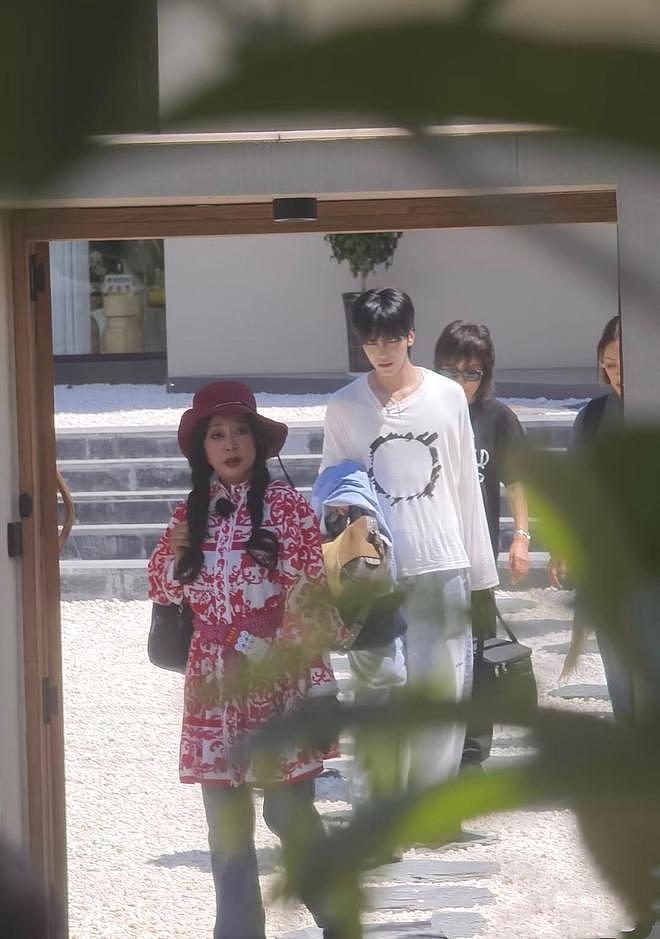世纪大和解？74岁刘晓庆手臂受伤、打石膏录节目，宁静贴心牵她手（组图） - 12