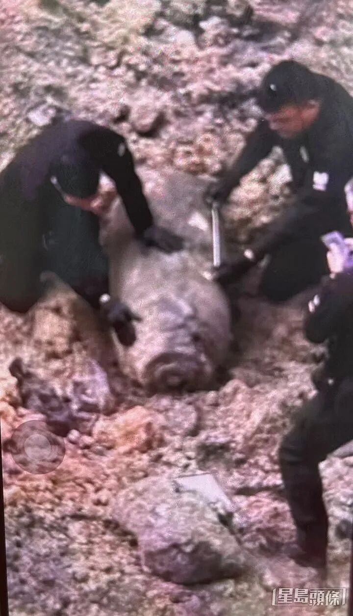 香港突发！街头发现1.3米长炸弹，疑似二战时期遗留，警察封路疏散300多人（视频/组图） - 1