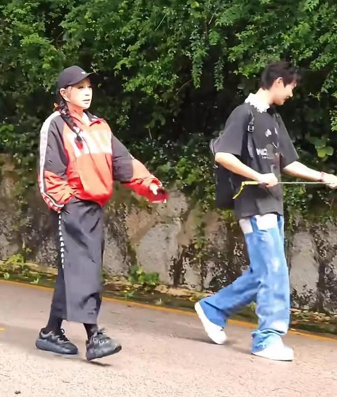 世纪大和解？74岁刘晓庆手臂受伤、打石膏录节目，宁静贴心牵她手（组图） - 8