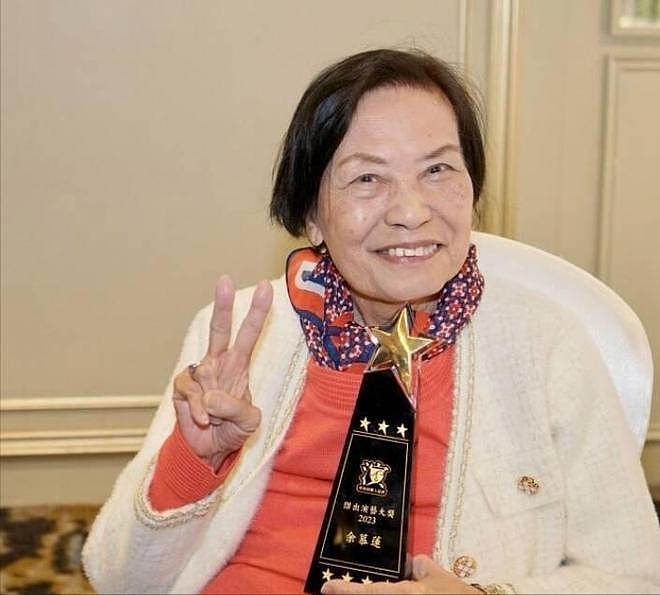 她一生跑龙套，拒绝求爱，87岁住老破小，凭啥成观众心中最美女神（组图） - 29