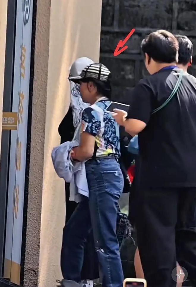 世纪大和解？74岁刘晓庆手臂受伤、打石膏录节目，宁静贴心牵她手（组图） - 1