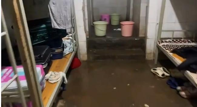 湖南一学校宿舍由厕所改建？臭气熏天内附蹲厕（组图） - 3