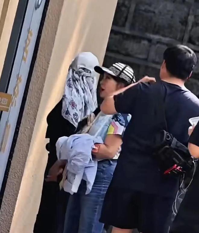 世纪大和解？74岁刘晓庆手臂受伤、打石膏录节目，宁静贴心牵她手（组图） - 2