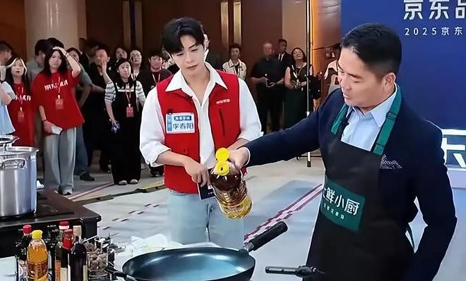 刘强东直播炒菜，打的是贾国龙的脸（组图） - 2