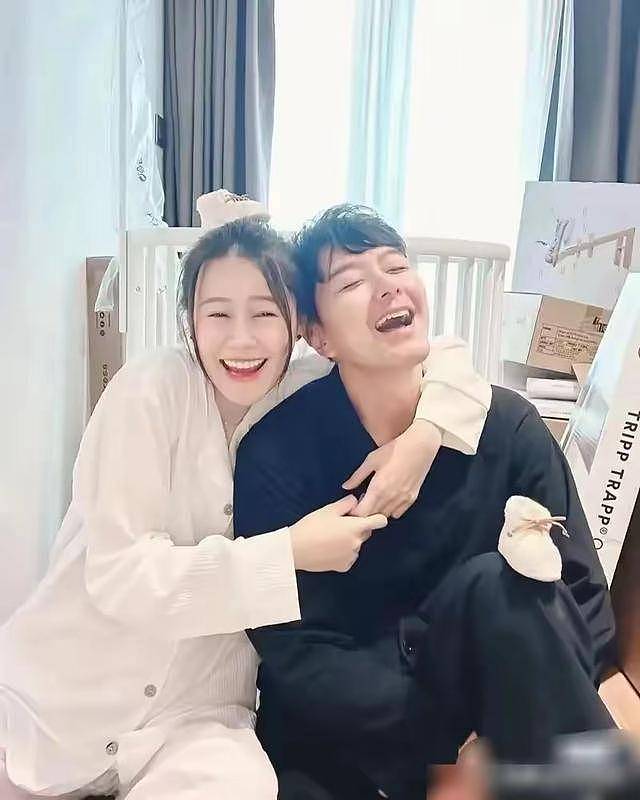 TVB模范夫妻街边卖鱼？两人配合默契，今年刚生子（组图） - 1