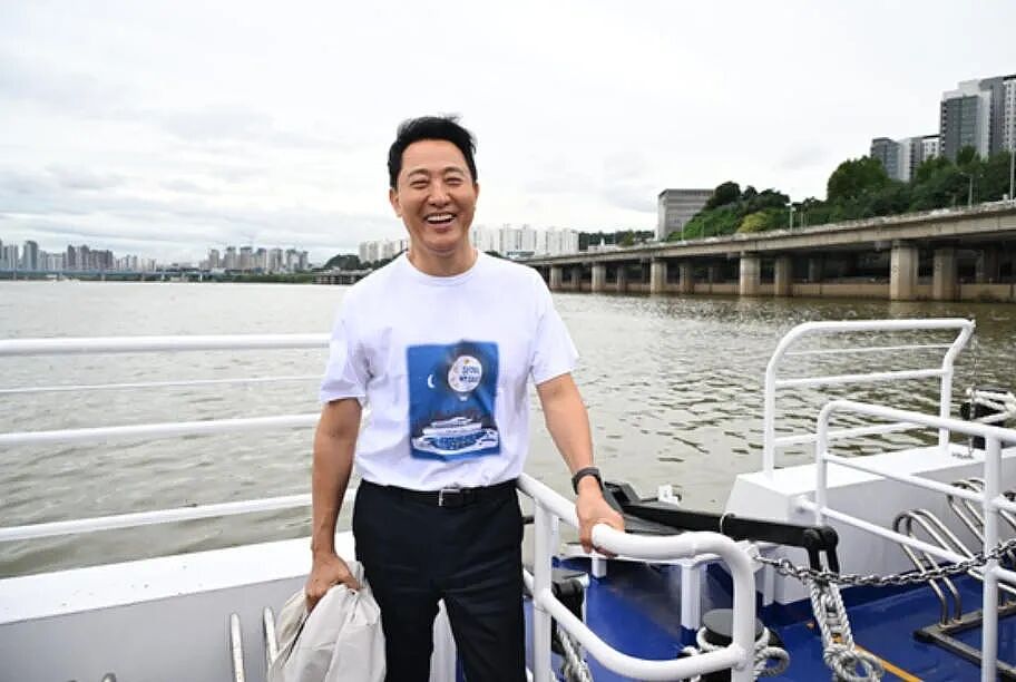 首尔新开水上巴士，第一天厕所炸了！不明黄色液体乱流，乘客心态崩了...（组图） - 5