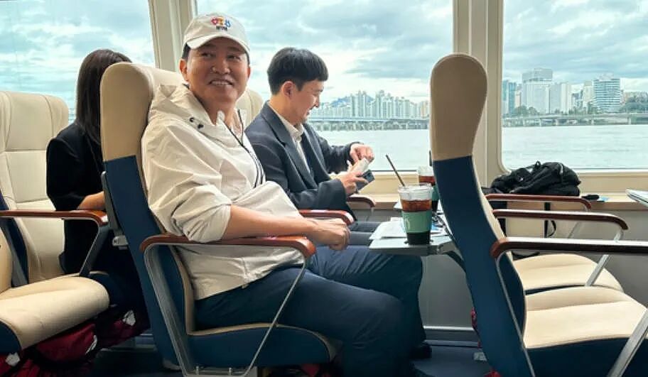 首尔新开水上巴士，第一天厕所炸了！不明黄色液体乱流，乘客心态崩了...（组图） - 12