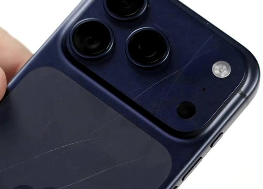 百人混战！iPhone 17发售，苹果店门口上演全武行，人群暴打互扇耳光（视频/组图） - 4