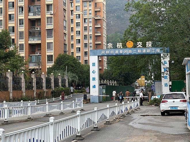 女子误触氢氟酸身亡事发地被围,丈夫:砸钱没能救回她(组图) - 1