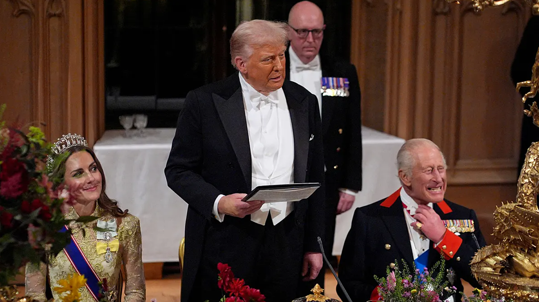 英美国宴硝烟四起!特朗普盯着凯特说“谢谢王后”,卡米拉黑脸示意凯特“注意身份”?网友:凯特小心(组图) - 6