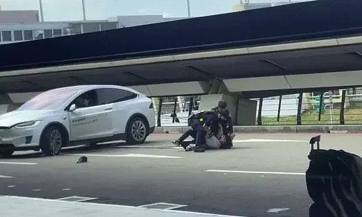 台湾机场警员连开8枪,白牌车拒检企图逃逸,港人女乘客跌落受伤(组图) - 4