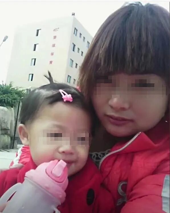针扎开水烫+逼吃1600片泻药：12岁女孩被亲爸虐死全程气炸全网（组图） - 11