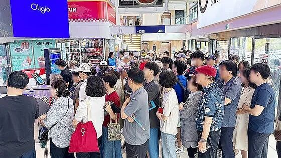 首尔新开水上巴士，第一天厕所炸了！不明黄色液体乱流，乘客心态崩了...（组图） - 6