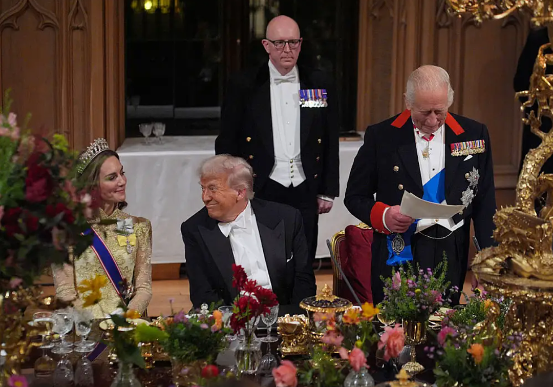 英美国宴硝烟四起!特朗普盯着凯特说“谢谢王后”,卡米拉黑脸示意凯特“注意身份”?网友:凯特小心(组图) - 4