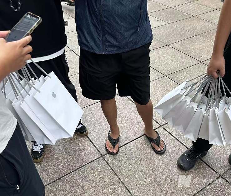 苹果iPhone 17系列中国首销：Pro Max成“爆款”，北京“黄牛”加价上千，深圳热度降温（组图） - 3
