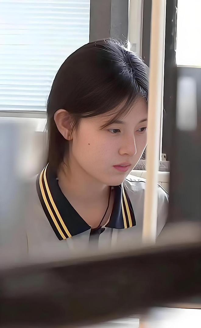 曝“数学天才”姜萍疑似成“黑丝网红”，广告一条5万，月入6位数（组图） - 3