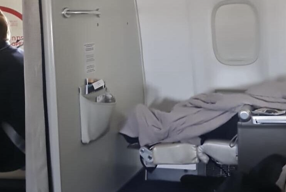 度假岛航班乘客高空猝死，全机伴尸飞； 飞机坠毁，遍地残骸，格莱美得主遇难（组图） - 4