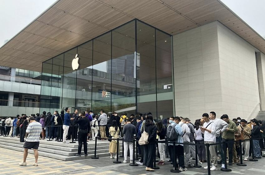 百人混战！iPhone 17发售，苹果店门口上演全武行，人群暴打互扇耳光（视频/组图） - 2