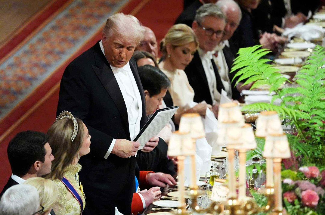 英美国宴硝烟四起!特朗普盯着凯特说“谢谢王后”,卡米拉黑脸示意凯特“注意身份”?网友:凯特小心(组图) - 7