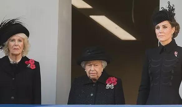 英美国宴硝烟四起!特朗普盯着凯特说“谢谢王后”,卡米拉黑脸示意凯特“注意身份”?网友:凯特小心(组图) - 15