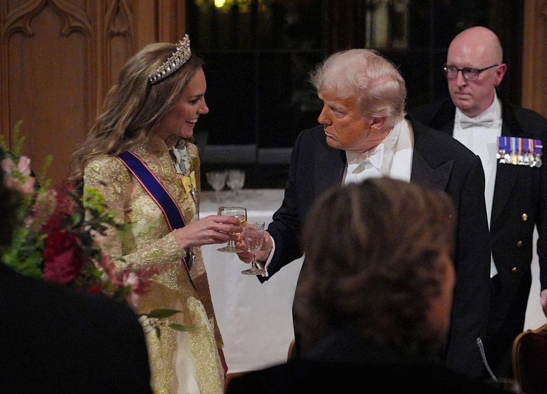 英美国宴硝烟四起!特朗普盯着凯特说“谢谢王后”,卡米拉黑脸示意凯特“注意身份”?网友:凯特小心(组图) - 5