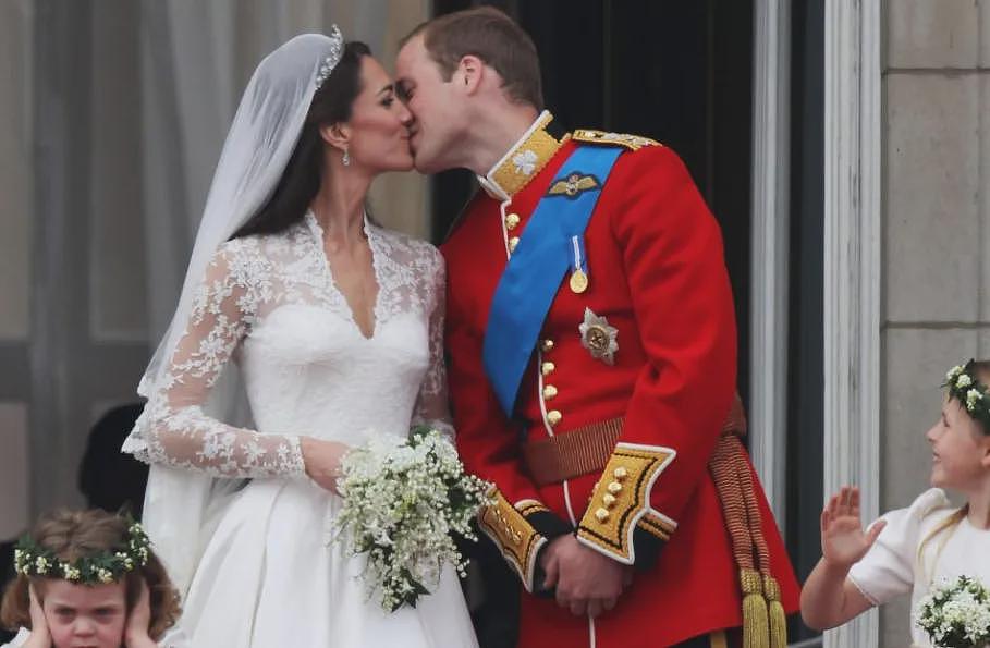 英美国宴硝烟四起!特朗普盯着凯特说“谢谢王后”,卡米拉黑脸示意凯特“注意身份”?网友:凯特小心(组图) - 22