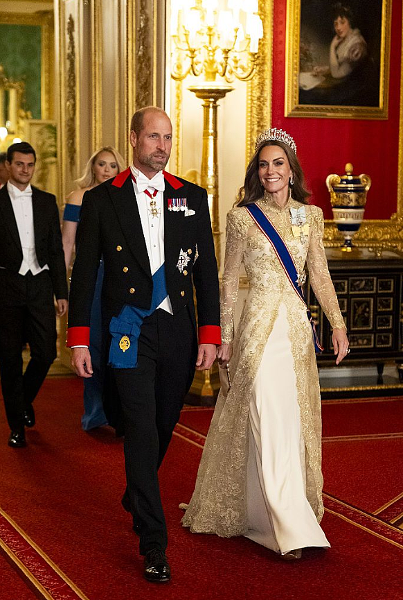 英美国宴硝烟四起!特朗普盯着凯特说“谢谢王后”,卡米拉黑脸示意凯特“注意身份”?网友:凯特小心(组图) - 2