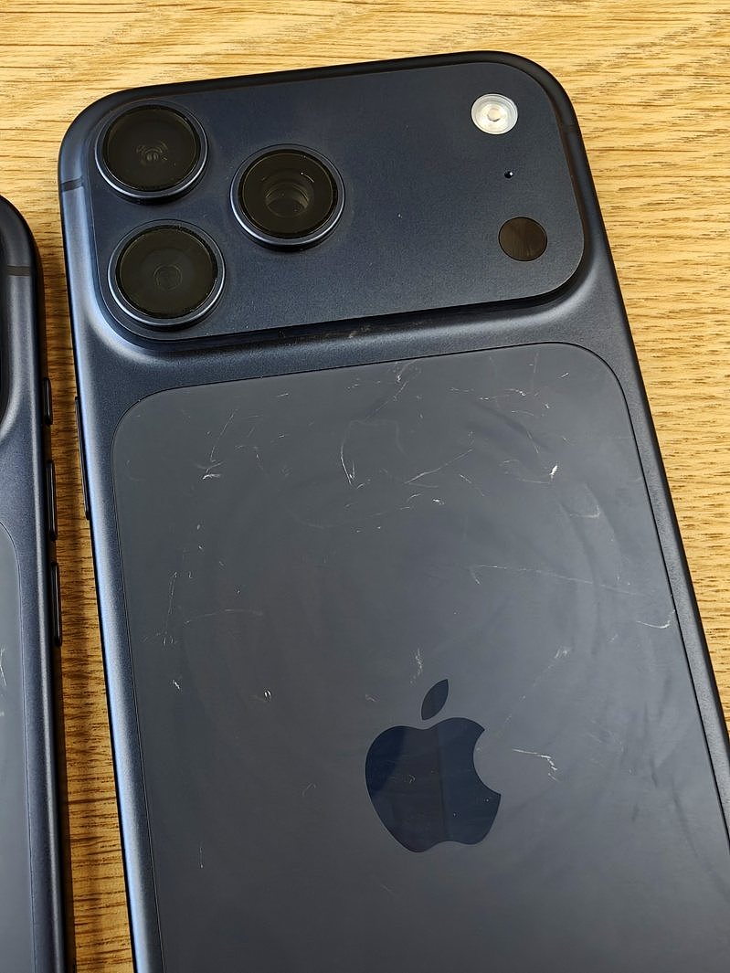 不如官方宣传耐刮？中国iPhone 17 Pro 传刚上市就频出现刮痕（组图） - 1