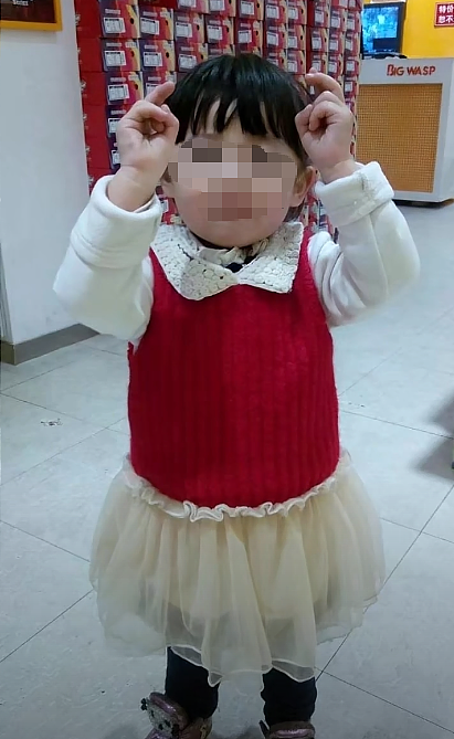 针扎开水烫+逼吃1600片泻药：12岁女孩被亲爸虐死全程气炸全网（组图） - 14