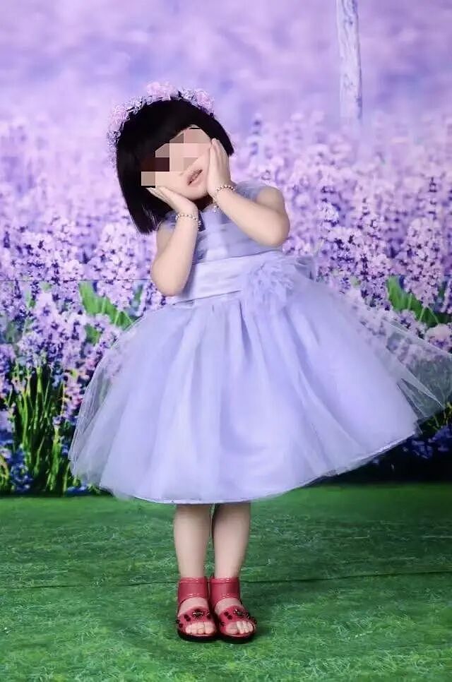 针扎开水烫+逼吃1600片泻药：12岁女孩被亲爸虐死全程气炸全网（组图） - 5