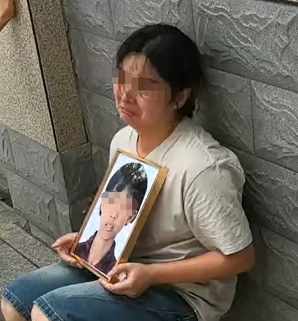 针扎开水烫+逼吃1600片泻药：12岁女孩被亲爸虐死全程气炸全网（组图） - 9