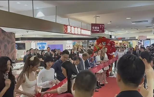 英皇珠宝广州店开业，杨受成请美女剪彩，现场人气火爆，网友：这是真缺钱（组图） - 22
