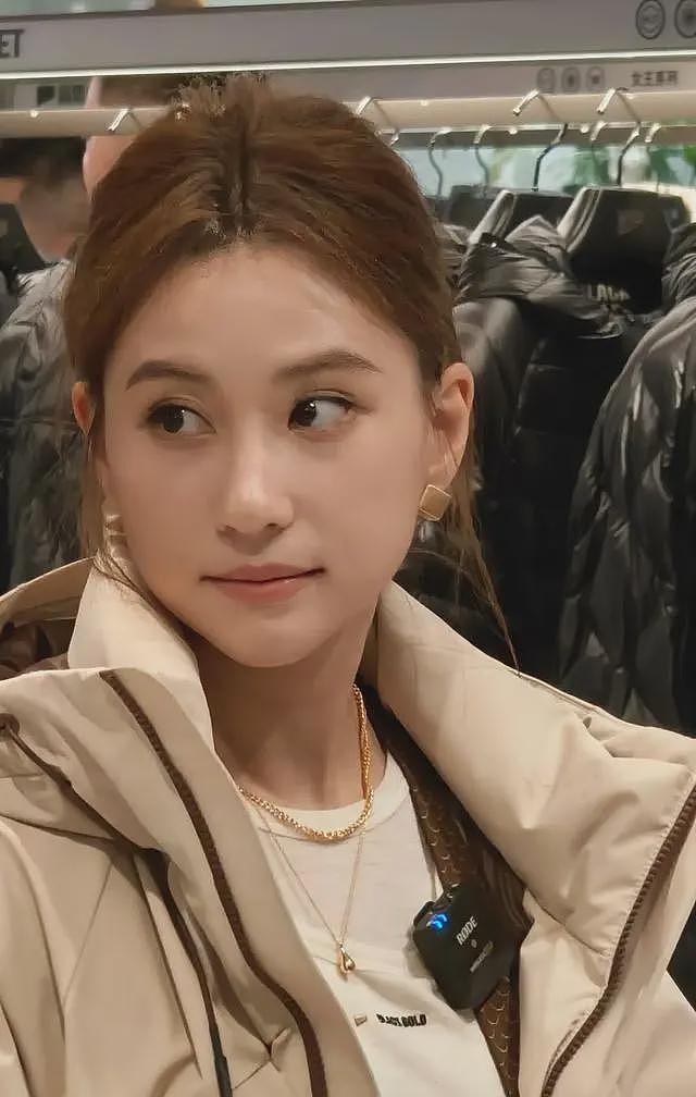 34岁何超莲现身沈阳！脸小生图超美，娇小玲珑人气高，如今已是人生赢家（组图） - 3