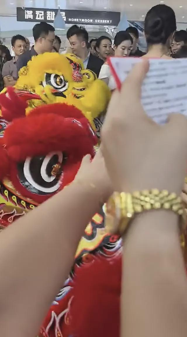 英皇珠宝广州店开业，杨受成请美女剪彩，现场人气火爆，网友：这是真缺钱（组图） - 6