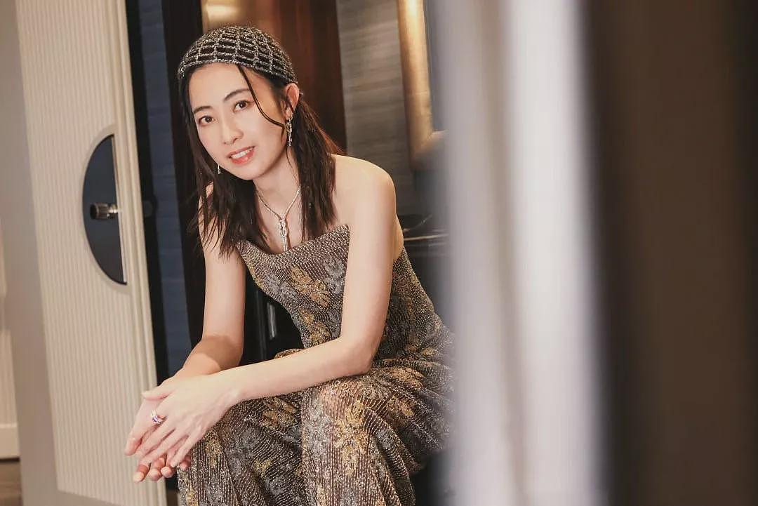 46岁甘比出席时尚晚宴,穿抹胸连体裤戴钩织帽子(组图) - 3