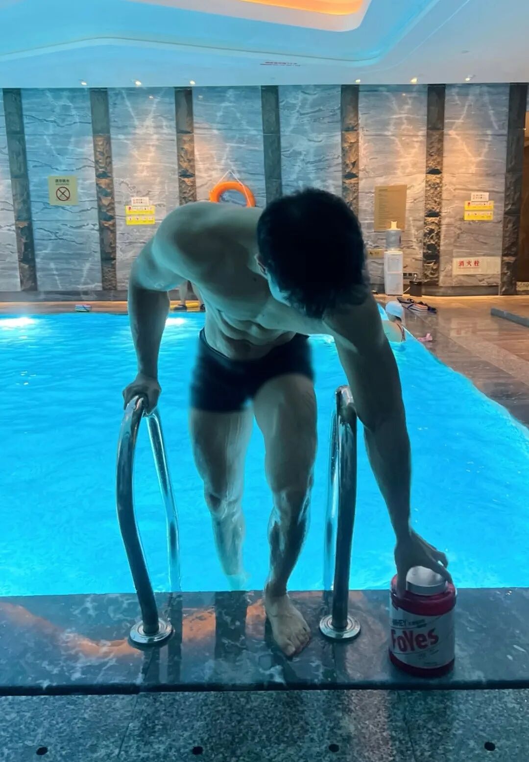 【帅哥】壮硕肌肉教练泳池大尺度写真，拍照姿势太性感，粗壮狼狗腰别太诱人...（组图） - 2