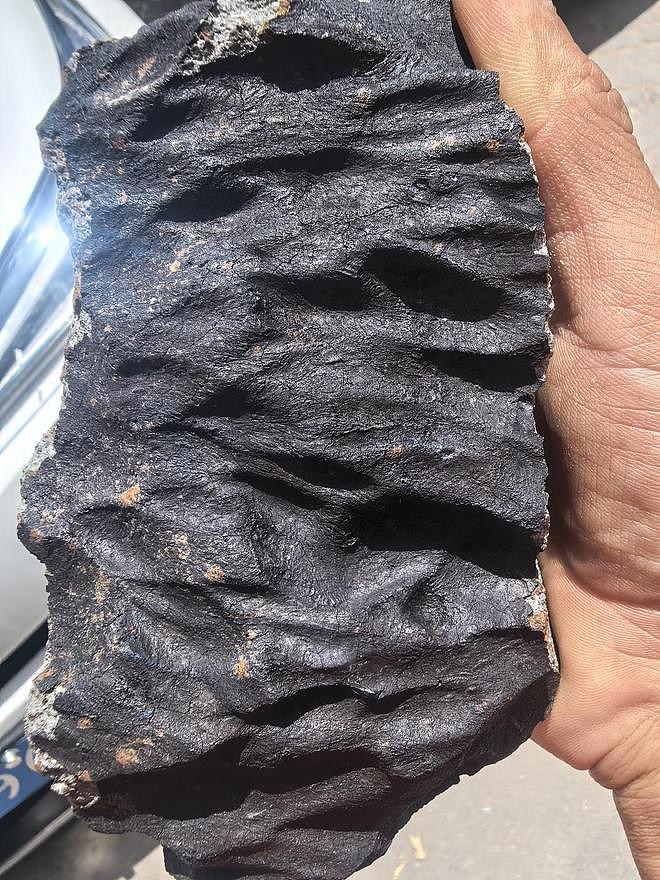 陨石猎人算出“火流星”落地点，挖出423公斤的“茂名”：跟做梦一样，感觉很恍惚（组图） - 3
