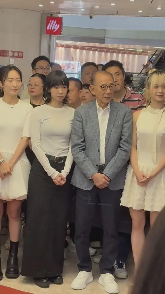 英皇珠宝广州店开业，杨受成请美女剪彩，现场人气火爆，网友：这是真缺钱（组图） - 10