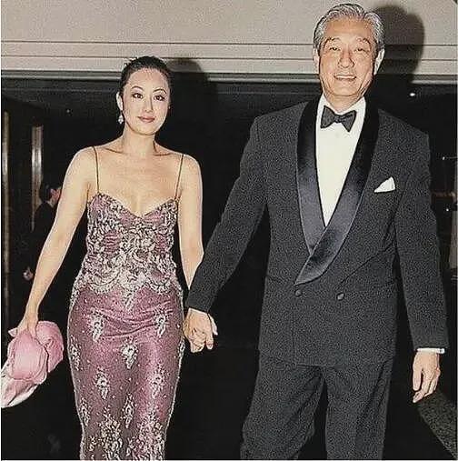 专克亿万富翁，“香港第一妖女”屁股被大师评淫贱，自曝同时交往5个男友（组图） - 14