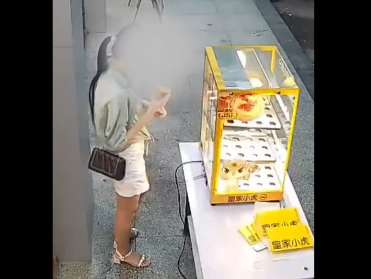 中国女子在店门口连续偷吃5个蛋塔，网痛斥不要脸（组图） - 1