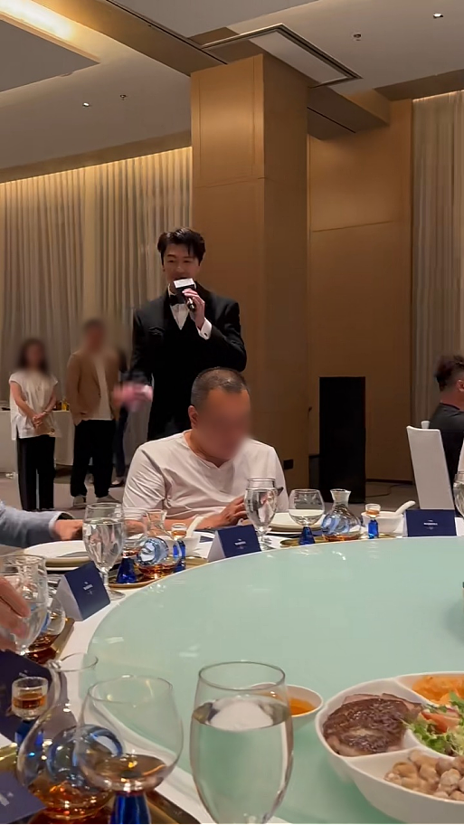 好惨！TVB视帝主动握手遭人无视，面露尴尬，被指沦落饭局娱宾（组图） - 5